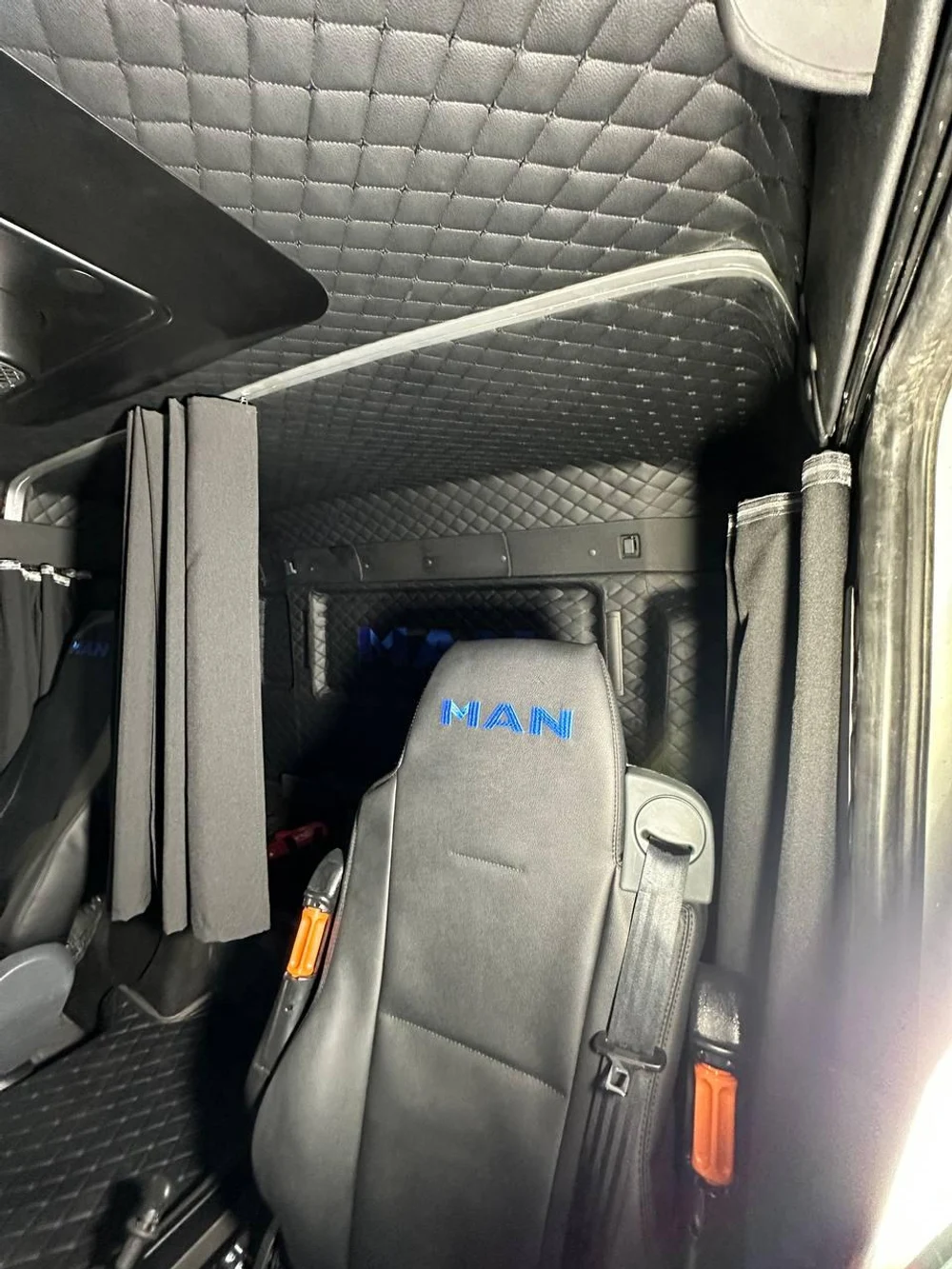 Перетяжка кабины грузовых автомобилей